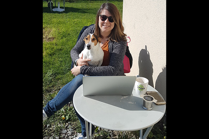 Aurélie, Chargée de Communication et Webmarketing, avec notre collègue à 4 pattes, Gipsy !